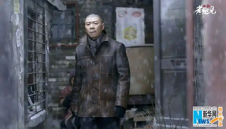 冯小刚"老炮儿"形象正式曝光 挥舞军刀似黑帮