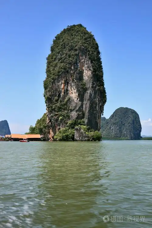 树木繁茂的山和蔚蓝色的水