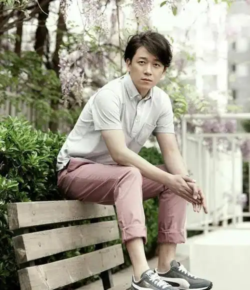 潘粤明与董洁离婚8年:他摆脱抑郁收获真爱,她带儿子苦度光阴