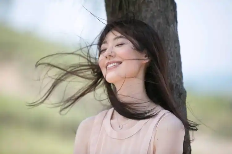 最美主播王冠写真清新温暖传递青春正能量