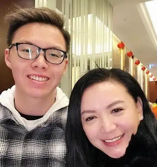 55岁曾华倩因庆生照传出绯闻与男子亲密挽手她儿子回应显机智