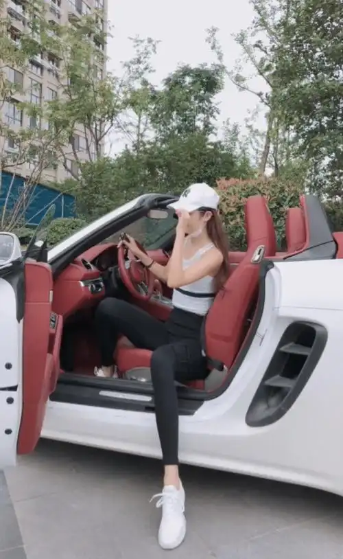 美女,你的跑车真酷!