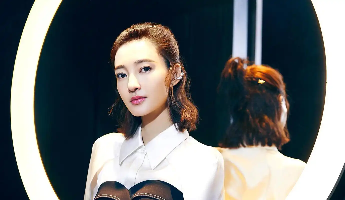 然而这8年的感情却还是在低调中结束了,二人分手后