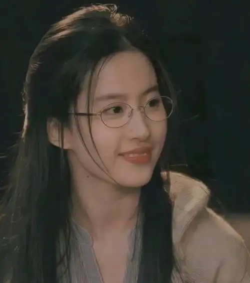 神仙姐姐刘亦菲近期公开穿搭照美出新高度胖了也没影响颜值