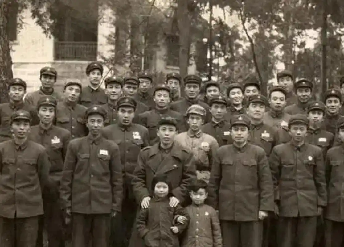 八宝山上埋葬功勋名将,为何有两人被逐出骨灰堂,被钉在耻辱柱上