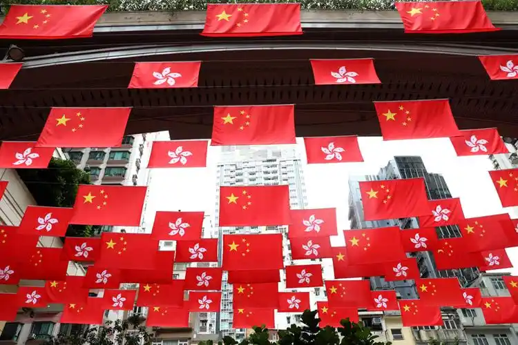 6月19日在香港街头拍摄的中华人民共和国国旗和香港特别行政区区旗.