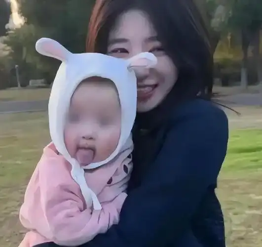 从初恋张倩到后来的一系列女友,每一段恋情都像是一出大戏,让人看得目