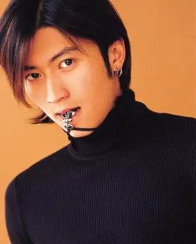 男人戴耳钉就娘炮吴亦凡样子有些拽黄家驹更显男人味