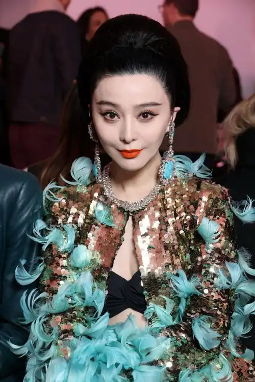 卧槽!#范冰冰##巴黎时装周#看秀第二套造型极清美图大赏!