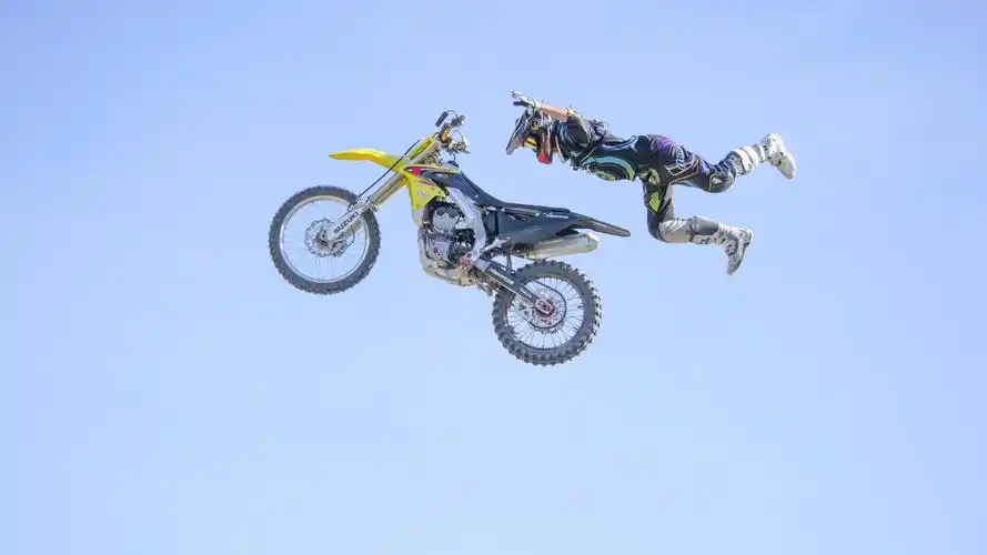 摩托车空中特技壁纸