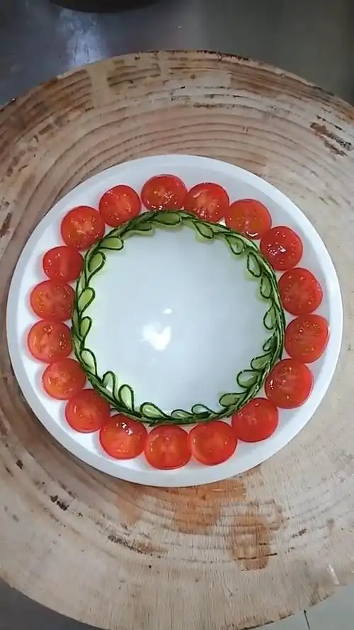 小番茄和黄瓜搭配在一起,颜值还是很高的,摆盘这样做很漂亮