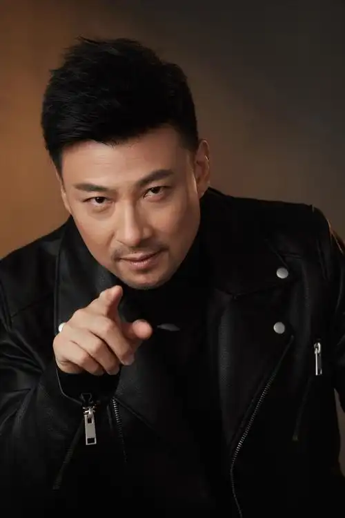 毕业于陕西省戏曲学校,中国大陆内地男演员