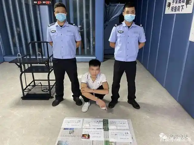 犯罪嫌疑人在辨认涉案毒品.