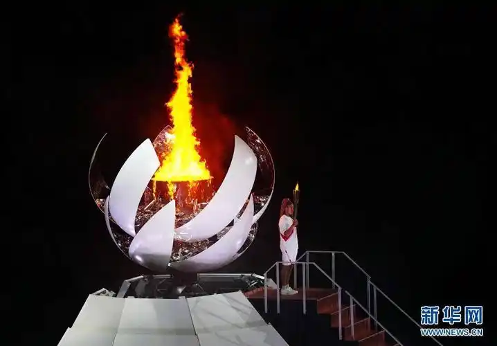 经过连续传递,最终日本网球运动员,大满贯得主大坂直美点燃圣火.