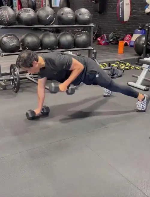 吴彦祖在健身房积极锻炼身体 秀出健硕肌肉47岁依旧状态好