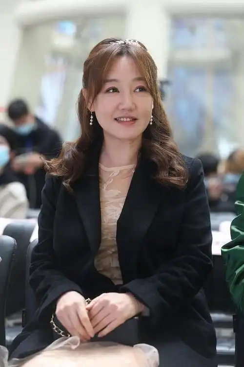 薛佳凝近照好沧桑,42岁穿公主裙强行扮嫩,全靠西装挽回气场