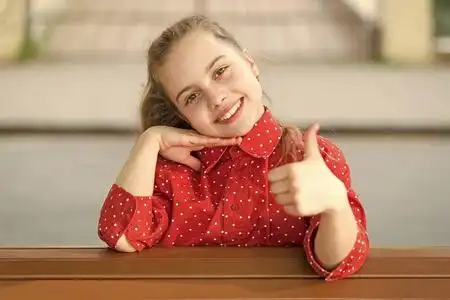 微笑适合她.国际儿童节.整天笑.快乐快乐的概念.孩子长发快乐笑脸照片