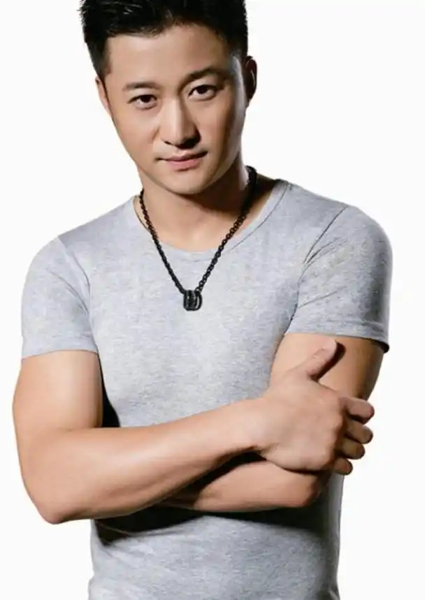 而最近因为《战狼2》火遍国际的吴京更是每个人心中的硬汉.