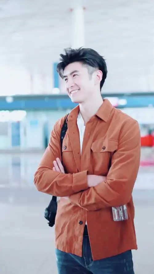 张云龙北京机场出发 笑起来也是很帅的了