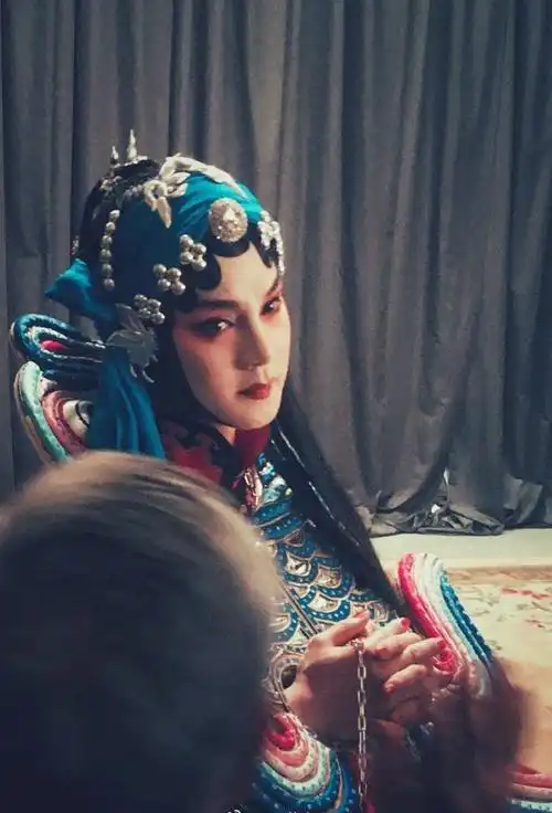 难道尹正是要在新戏中反串女装. 后来尹正终于证实了大家的猜测.