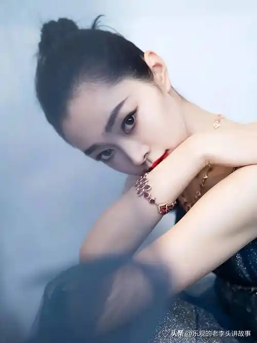 宋轶 轻盈靛蓝薄纱长裙,优雅大气,修长天鹅颈特别有灵气_气质_图片