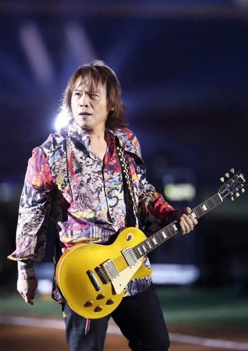 就在刚刚,"伍佰的一半"话题冲上了热搜.  这到底是什么意思?