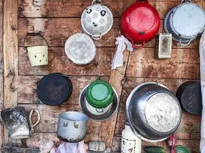 罗马尼亚一所房子的木墙上挂着平底锅照片