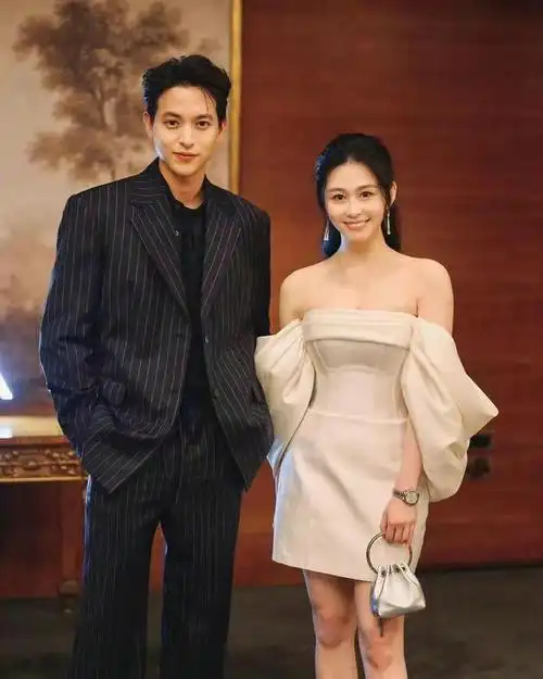 邱淑贞女儿不愧最美星二代穿抹胸裙参加晚宴身材颜值不输明星