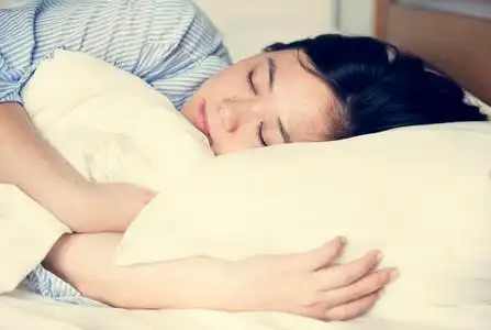 一个人睡觉图片