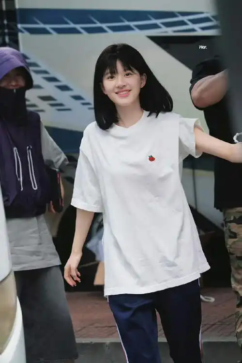 头发型#哇哦～赵露思短发造型真的小了好几岁感觉跟初中生很适配哦