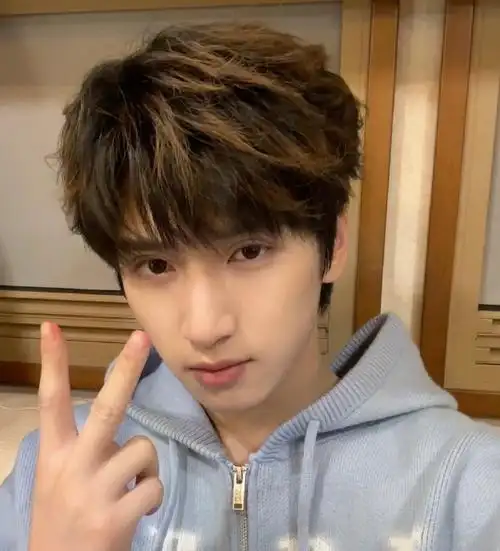 严浩翔表情包##和严浩翔一起拥抱春天