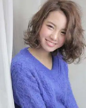 发型,侧分的露额长发加上韩式烫发设计打造出丰厚的发量感,蓬乱的卷发