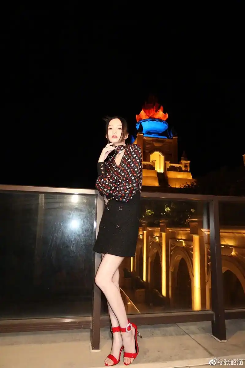 美丽冻人!张韶涵穿印花衬衫搭短裙秀雪白美腿