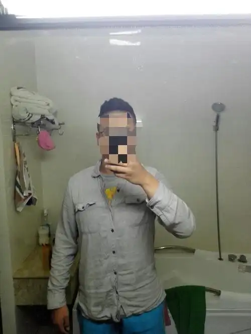 此男身材是不是比正常男生胖太多了,女生会不会嫌弃?