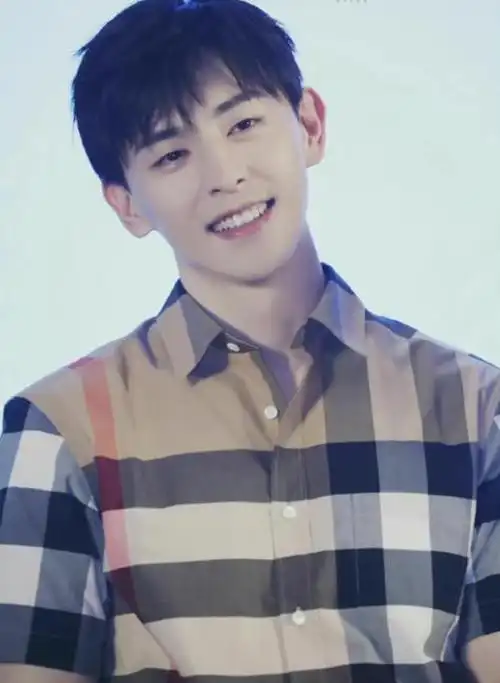 粉丝称邓伦已回家,由前助理宫贺亲自接回,发小都陪着他