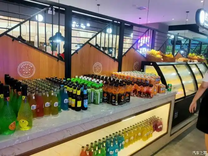 各种酒水饮料,应有尽有,喝两瓶下去也就饱了,自助餐的套路.