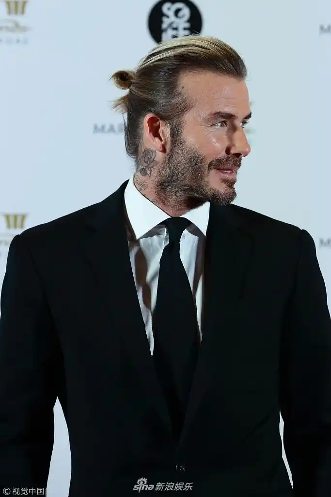 组图:贝克汉姆扎丸子头超帅气 露颈部玫瑰纹身秀完美侧颜