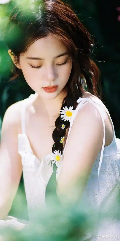 零零后女艺人欧阳娜娜在个人社交平台上晒出一组全新初夏私服穿搭写真