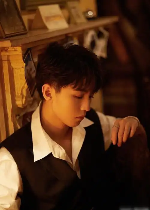 王俊凯微博之夜盛典造型,黑色西服马甲搭白衬衫,演绎老上海风情