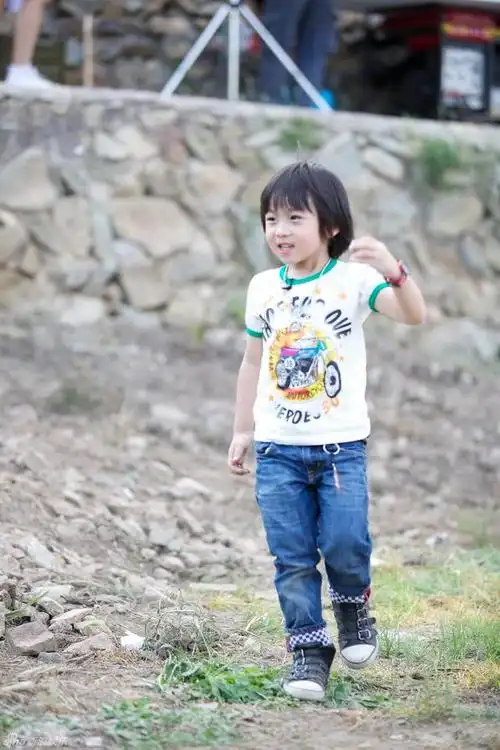 林志颖一家逛夜市,12岁kimi身高赶上爸爸,曾自曝梦想当网红