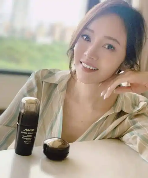 "台第一美女主播"侯佩岑晒美照,与富豪老公结婚11年越来越有夫妻相