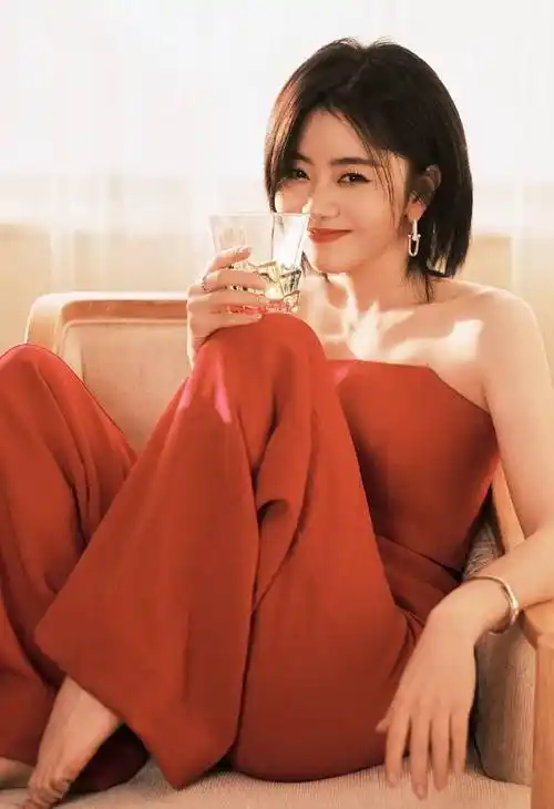 谭松韵穿抹胸红衣白嫩香肩!雪肤玉貌烈焰红唇美呆了_穿着_红色_短发