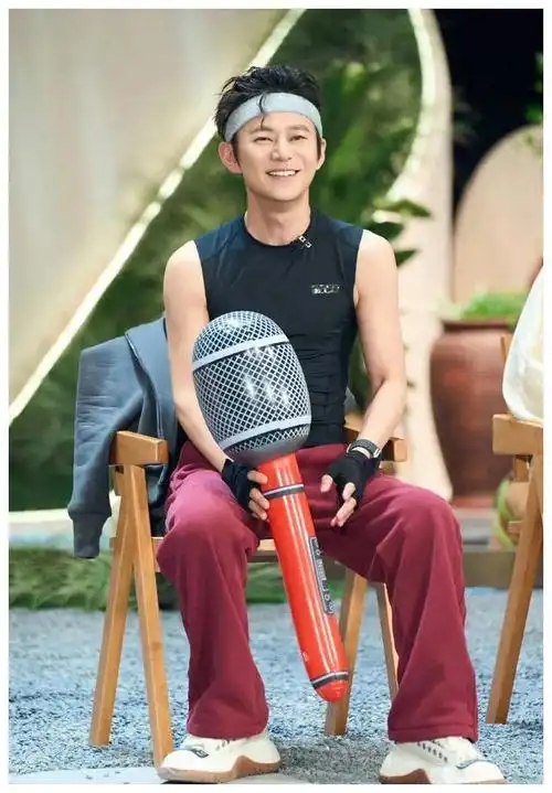 50岁何炅大秀手臂线条肚子平坦赢得赞叹仿佛美食防腐