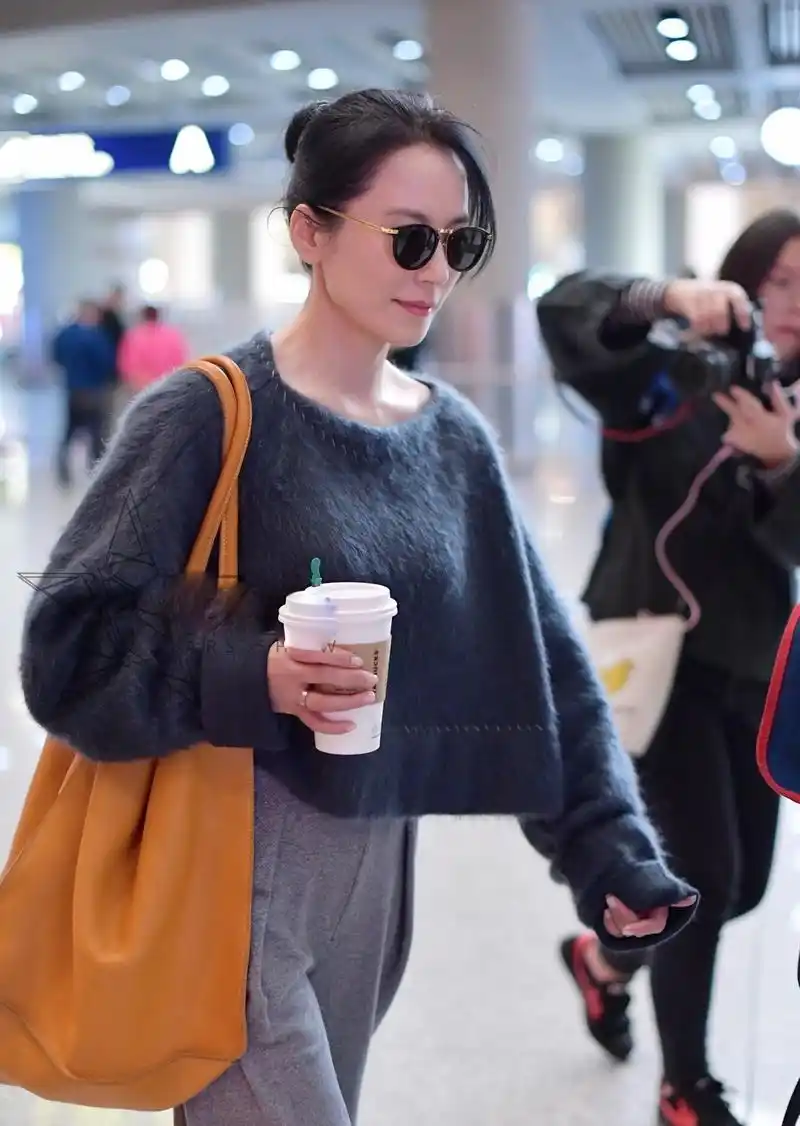 俞飞鸿单独现身机场,网友:不结婚的女人就是好,永远不显老!