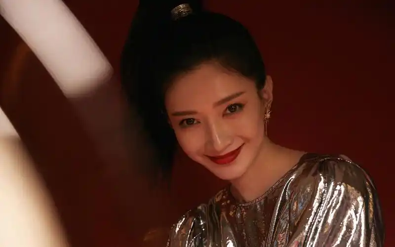 江疏影超a写真,深邃的五官,温柔的甜笑!