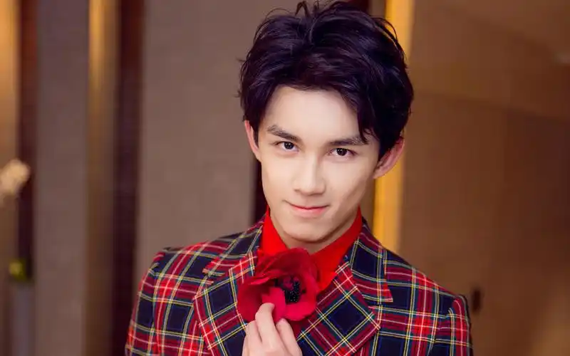 小小男神吴磊桌面壁纸_帅气小鲜肉吴磊