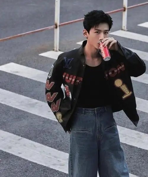 白敬亭又火了私下穿搭也出圈蓝色印花毛衣配阔腿裤好显嫩