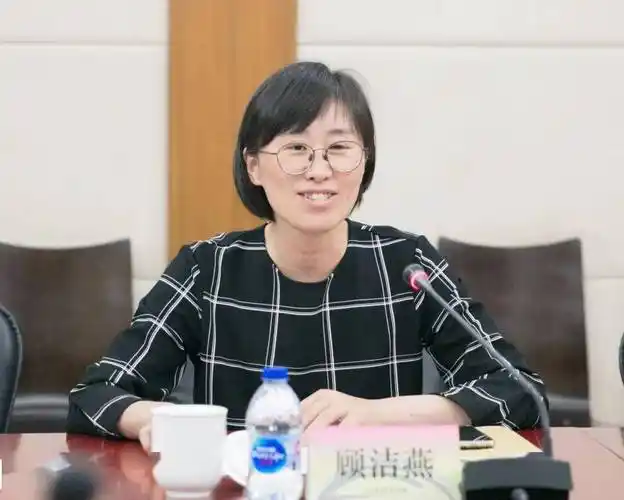 校长周斌代表学校与顾洁燕副区长签署《上海视觉艺术学院上海市松江区