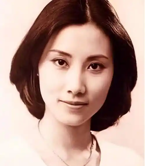 汪明荃近照引热议!头发黑亮茂密,手指如剥葱,完全不像已经76岁