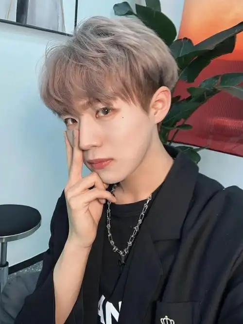 适合夏天的男生发色推荐|||第一次漂发没有踩雷很满意发色:奶茶灰棕